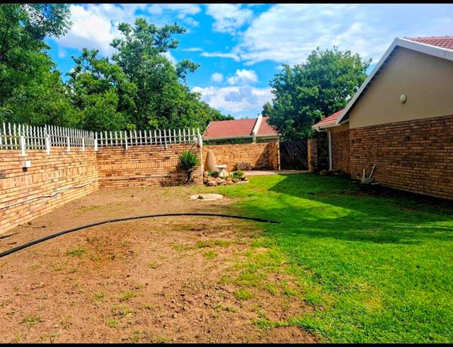 3 BEDROOM TOWNHOUSE FOR SALE IN FLAMWOOD